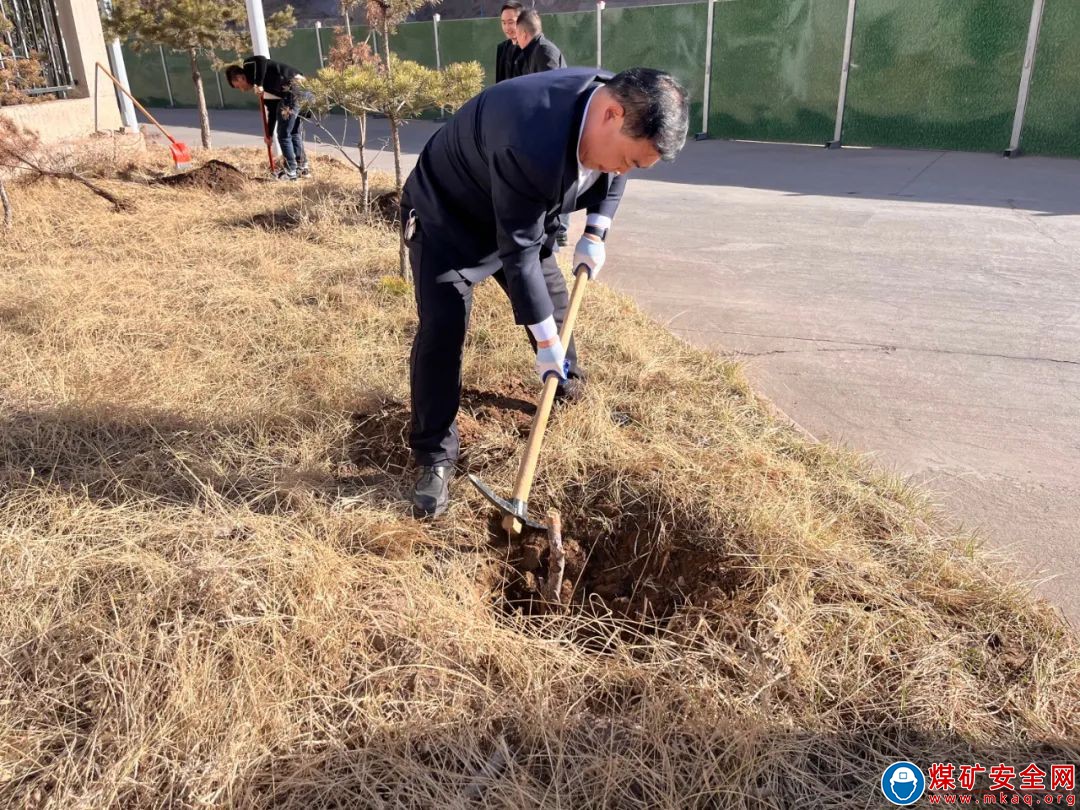 中能煤礦生產運營公司第一項目部開展義務植樹活動