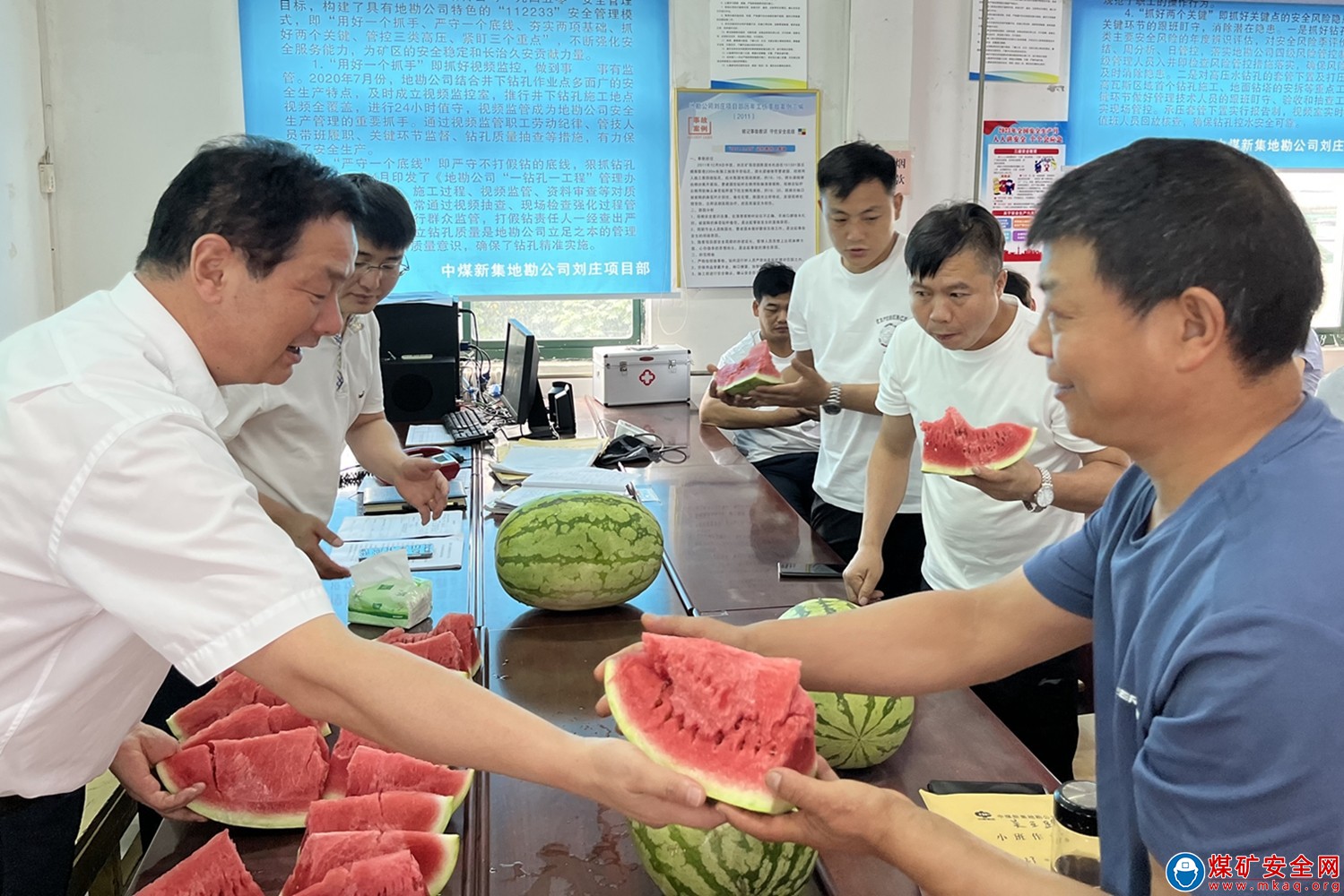 中煤新集地勘公司：關愛職工 夏送清涼